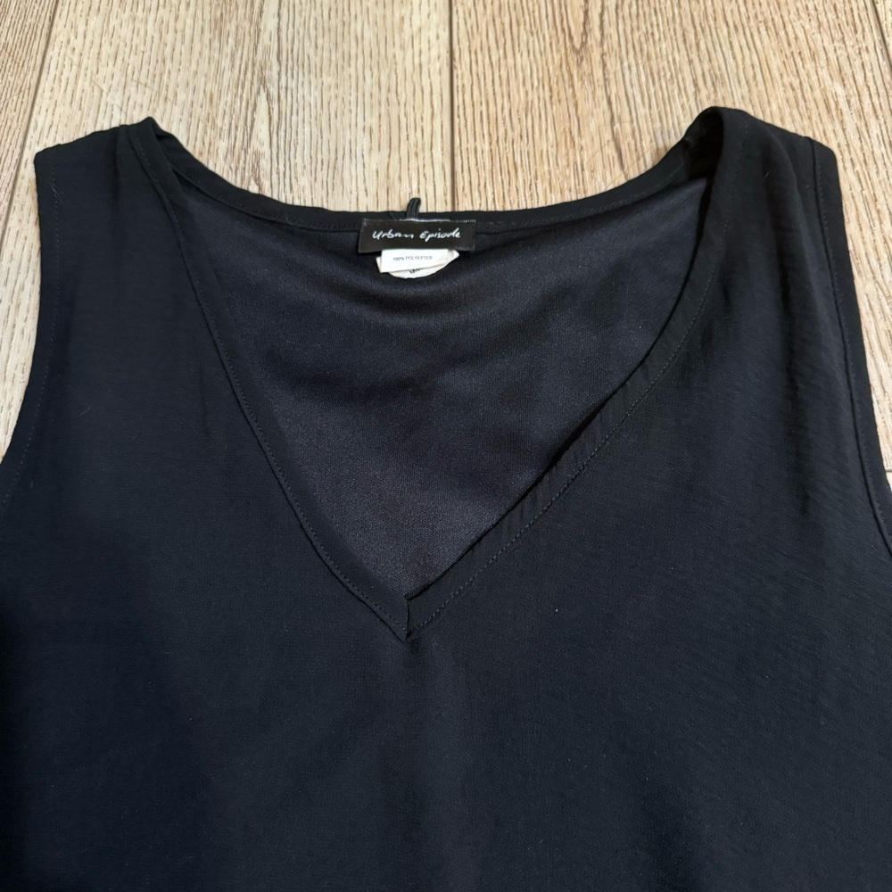 Urban Episode black sleeveless tank V neck blouse, high low hem, fully lined, M - Picture 8 of 10